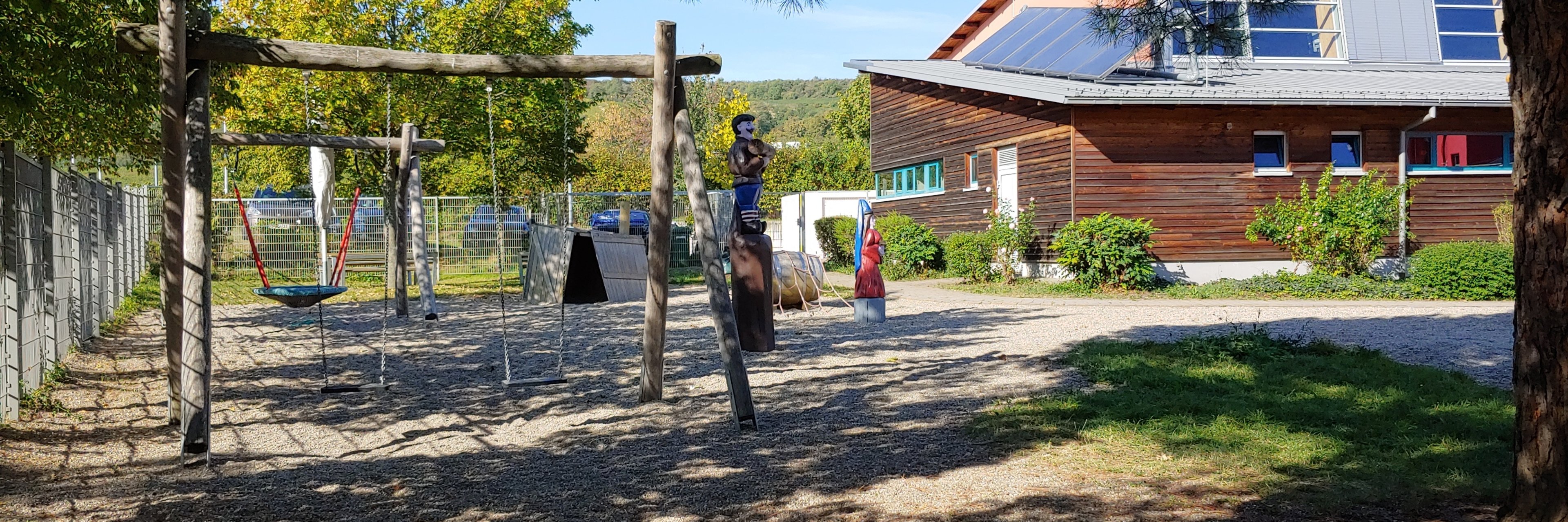 Ansicht Außengeläde mit Schaukel